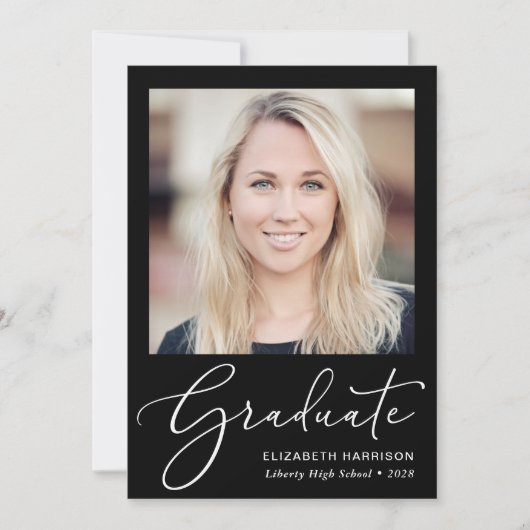 Eleganter White Script Foto Black Abschluss Ankündigung (Vorderseite)