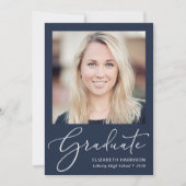 Eleganter White Script Foto Blue Abschluss Ankündigung (Vorderseite)