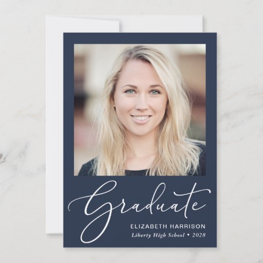 Eleganter White Script Foto Blue Abschluss Ankündigung (Vorderseite)