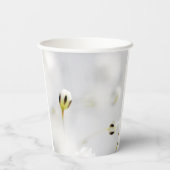 Eleganter Whitepaper-Becher mit weißer Blume Pappbecher (Rückseite)