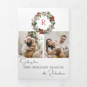 Eleganter Winter-Blumenkranz mit Monogramm 2-Fotos Dreifach Gefaltete Urlaubskarte (Cover)