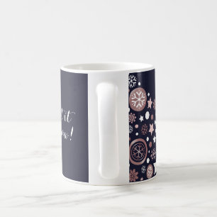 Eleganter Winter mit goldfarbenen Schneeflocken Kaffeetasse