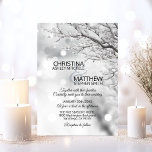 Eleganter Winter Wonderland Schneeflocken WEDD Einladung<br><div class="desc">Personalisieren Sie diese eleganten Winter Thema Hochzeit Einladungen. Winterwunderlandschaft mit weißem Schnee, bunten Schneeflocken, Lichtern mit Zweig / Zweig und Schnee und Rädern. Schwarz-Weiß-Farben. Bearbeiten von Karten - Fügen Sie Ihre Informationen hinzu (Text kann auf jeden Schriftart, jede Größe und Farbe geändert werden). Auf der Kartenrückseite befinden sich die Initialen...</div>