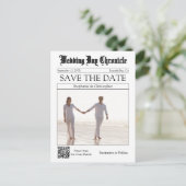 Eleganter Zeitungs-Hochzeits-QR-Code Save-the-Date Postkarte (Stehend Vorderseite)