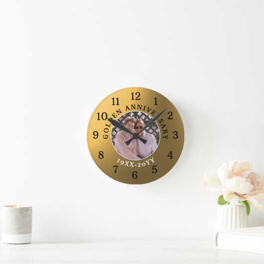 Elegantes 50. Goldenes Hochzeitsszenario-Foto Runde Wanduhr (Zuhause)