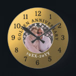 Elegantes 50. Goldenes Hochzeitsszenario-Foto Runde Wanduhr<br><div class="desc">Ein sentimentales und unvergessliches Uhrengeschenk zum 50. Hochzeitstag. Personalisieren Sie mit dem Paar Foto. Es ist ein einzigartiges Geschenk für Eltern,  Großeltern,  Freunde und Familie,  die 50 Jahre der Ehe gewohnt haben.</div>