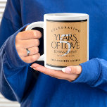 Elegantes 5. Jubiläum der Hochzeit von Holz Jumbo-Tasse<br><div class="desc">Feiern Sie das 5. Holzhochzeitjubiläum mit ein paar dieser schicken Kaffeetassen! Elegante Schriften auf einem Imitat, heller Holzkornhintergrund verleihen diesem besondere Anlass und Meilenstein eine unvergessliche Touch. Personalisieren Sie die Namen des Paares, die Ehedaten und/oder Glückwunschnachrichten. Umkehrung zeigt identisches Design. Design © W.H. Sim, Alle Rechte vorbehalten. Weitere Informationen unter...</div>