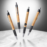 Elegantes 5. Jubiläum der Hochzeit von Holz Kugelschreiber<br><div class="desc">Dieses stilvolle Stift trägt dazu bei, die 5. Holzhochzeitfeier um eine besondere Touch zu bereichern! Elegante Schwarz-Weiß-Schriften auf einem Imitat, heller Holzkornuntergrund verleihen diesem besondere Anlass und Meilenstein eine unvergessliche Touch. Personalisieren Sie mit den Namen des Paares, den Ehedaten und bis zu zwei (2) Gratulationsbotschaften. Passt gut zu den Gästebüchern!...</div>