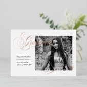 Elegantes Abschluss Foto Schwarzweiß Folieneinladung (Stehend vorne)