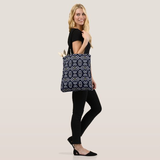 Elegantes Abstrakt geometrisches Muster in Navy Bl Tasche (Am Model)