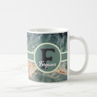Elegantes Anfangsmonogramm des Familiennamens aus Kaffeetasse