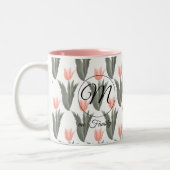 Elegantes Anstrich von Monogramm-Pfirsichfarben Zweifarbige Tasse (Links)