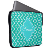 Elegantes aquamarines Quatrefolienmuster Monogramm Laptopschutzhülle (Vorne Rechts)