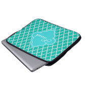 Elegantes aquamarines Quatrefolienmuster Monogramm Laptopschutzhülle (Vorne Knopf)