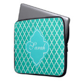 Elegantes aquamarines Quatrefolienmuster Monogramm Laptopschutzhülle (Vorderseite Links)