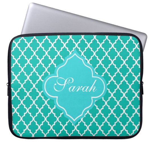 Elegantes aquamarines Quatrefolienmuster Monogramm Laptopschutzhülle (Vorderseite)