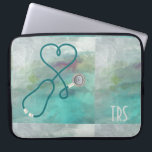 Elegantes Aquarell-Arzt oder Krankenschwester Laptopschutzhülle<br><div class="desc">Der reizende Aquarellhintergrund,  der durch ein Stethoskop betont wurde,  formte wie ein Herz. Krankenschwestern,  Doktoren und Fachleute der medizinischen Industrie sind Liebe diese Computerhülse gewillt. Monogramm mit Initialen oder Titel.</div>