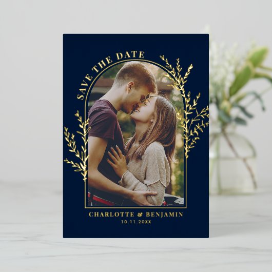 Elegantes Arch-Foto Hochzeit Sichern Sie das Datum Folieneinladung (Stehend vorne)