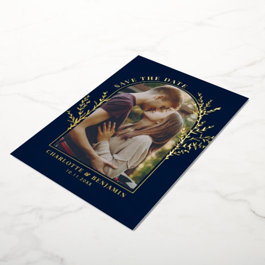 Elegantes Arch-Foto Hochzeit Sichern Sie das Datum Folieneinladung (Gedreht)