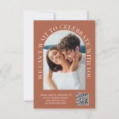 Elegantes Arch Foto QR Code Terracotta Wedding RSVP Karte (Vorderseite)