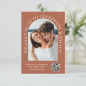 Elegantes Arch Foto QR Code Terracotta Wedding RSVP Karte (Stehend Vorderseite)
