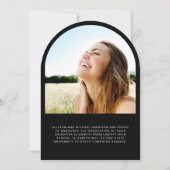 Elegantes Arch Foto Schwarzer Abschluss Ankündigun Einladung (Rückseite)