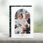 Elegantes Arch Frame Verheiratet und Merry Foto Feiertagskarte<br><div class="desc">Moderne Urlaubskarte mit dekorativer "und" Schrift zwischen 2 Wörtern und einem Wintergrün auf der Rückseite. Klicken Sie auf die SCHALTFLÄCHE BLAUE DESIGN TOOL,  um eine erweiterte Anpassung dieses Designs zu erhalten.</div>