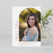 Elegantes Arch Shape Sweet 16 Rose Gold Foto Folieneinladung (Stehend vorne)