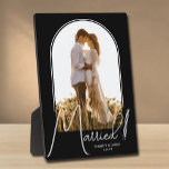Elegantes Arch Wedding Foto Black Fotoplatte<br><div class="desc">Ein besonderer Sake zeigt Ihr Foto in einem eleganten Bogendesign mit dem Text "Verheiratet" in schicken Texten,  Ihren Namen und Ihren Hochzeitstag. Ein wunderschönes Geschenk für Ihre Familie und ein fantastisches Gedächtnis,  das Sie auf Ihrer eigenen Zuhause ausstellen können. HINTERGRUND Farbe kann geändert werden! MEHR FARBEN in unserer Sammlung.</div>