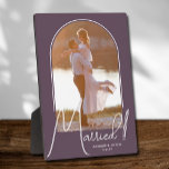 Elegantes Arch Wedding Foto Lila Fotoplatte<br><div class="desc">Ein besonderer Sake zeigt Ihr Foto in einem eleganten Bogendesign mit dem Text "Verheiratet" in schicken Texten, Ihren Namen und Ihren Hochzeitstermin auf einem lila Hintergrund. Ein wunderschönes Geschenk für Ihre Familie und ein fantastisches Gedächtnis, das Sie auf Ihrer eigenen Zuhause ausstellen können. HINTERGRUND Farbe kann geändert werden! MEHR FARBEN...</div>
