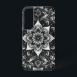 Elegantes B&W Verziertes Muster TelefonCase Samsung Galaxy Hülle<br><div class="desc">Mit diesem atemberaubenden, robusten Gehäuse mit einem durchgängigen monochromen Muster wackeln Sie Ihr Handy in zeitloser Eleganz. Vor tiefschwarzem Hintergrund verbinden sich verzierte Blumenelemente und botanische Elemente, die sich um ein symmetrisches, mehrblättriges Blume-Motiv drehen. Detaillierte wirbelnde Blätter, kleinere Blume und dekorative Schnörkel schaffen eine raffinierte, klassische Ästhetik mit einer Touch...</div>
