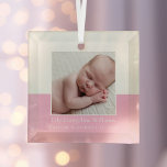 Elegantes Baby Girl Foto Pink Keepake Ornament Aus Glas<br><div class="desc">Ein klassisches Baby Foto Geburtsankündigung Weihnachtsschmuck in hübsch rosa mit wunderschöner kursiver Typografie über Ihrem süßen Neugeborenen Foto. Passen Sie dieses Geschenk mit Ihrem Lieblings-Foto Ihres neuen Säuglings an neue Großeltern oder Eltern zu geben. Fügen Sie das Geburtsdatum in weißer Schrift für den 1. Weihnachtskuchen eines Babys hinzu.</div>