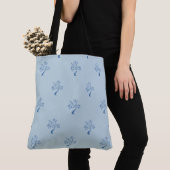Elegantes Baummuster auf Beau Blue Tasche (Von Nahem)