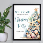 Elegantes Beach Christmas Party Begrüßungszeichen Poster<br><div class="desc">Herzlich willkommen in Ihrer Ansammlung mit diesem festlichen und strandfesten Begrüßungsschild für das Weihnachtsfest im Party. Das Design besteht aus einem großen Weihnachtsbaum auf der rechten Seite, der aus Muscheln, Seestern und Korallen besteht und Ihnen eine lustige Touch an der Küste bietet. Die sanften grünen, bräunlichen und korallenroten Details des...</div>