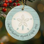 Elegantes Beach Sand Dollar Foto Weihnachten Keramik Ornament<br><div class="desc">Ein fröhlicher Weihnachtsschmuck mit einem Sand-Dollar und einem verwitterten Holzboden für Ihre 1. Weihnachtsfeier. Ideal für Neuvermählte. Lege ein Foto für die Flitterwochen am Strand auf die Rückseite. Personalisieren Sie die Front mit Ihren Namen und das Jahr. Entworfen für Sie von BlackBerry Boulevard.</div>