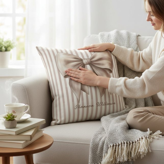 Elegantes beige-schleifen-gestreiftes-design-wurfk kissen (Von Creator hochgeladen)