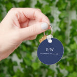 Elegantes Berufliches Monogramm Minimalistisch Schlüsselanhänger<br><div class="desc">Unsere elegante Berufliche Monogram Minimalistisch Collection: Steigern Sie Ihren Stil mit zeitloser Eleganz und Eleganz. Diese Kollektion wurde mit viel Liebe zum Detail gestaltet und bietet minimalistische Designs, die mit Ihrem personalisierten Monogramm verziert sind. Jedes Stück verströmt Professionalität und Raffinesse, perfekt um in jedem Ambiente einen bleibenden Eindruck zu machen....</div>