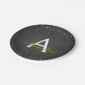 Elegantes Black and Gold Foil Confetti Monogramm Pappteller (Schrägansicht)