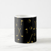 Elegantes Black and Gold Golf Muster Golfer Kaffeetasse (Mittel)