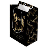 Elegantes Black and Gold Look Script Viel Glück Mittlere Geschenktüte (Vorderseite Schrägansicht)