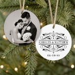 Elegantes Black Blüh Wedding Foto Monogram Ornament<br><div class="desc">Personalisieren Sie dieses frisch vermählte Sake-Ornament mit Ihrem Lieblingsportrait vom Hochzeitstag (Tipp: Foto zum Quadrat vor dem Hochladen). Ein elegantes schwarzes Monogramm,  gerahmt von Vintagen Rollen und Schnörkeln,  kann mit den Braut- und Bräutigamen und dem Hochzeitstag auf der Rückseite personalisiert werden. Weiße Hintergrundfarbe kann an Ihr Foto angepasst werden!</div>