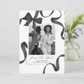 Elegantes Black Bow-Foto Save The Date (Stehend Vorderseite)