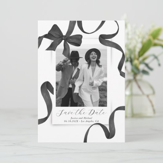 Elegantes Black Bow-Foto Save The Date (Stehend Vorderseite)