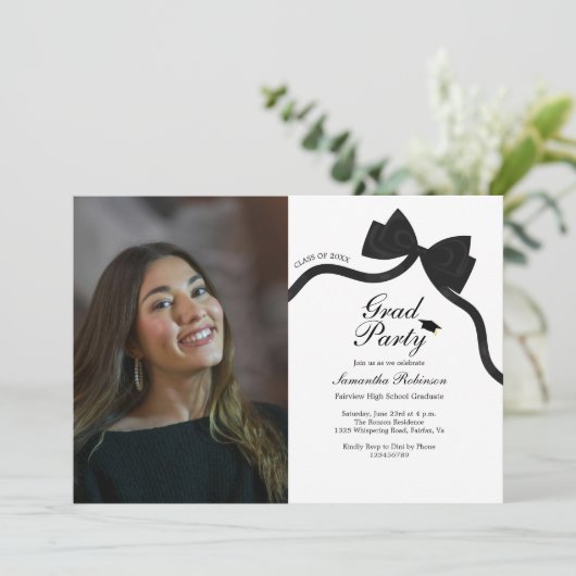 Elegantes Black Bow Graduation Party Foto Einladung (Stehend Vorderseite)
