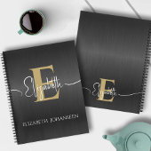 Elegantes Black Brushed Metal Gold Monogram Script Notizblock