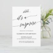 Elegantes Black Calligraphy Surprise Party Einladung (Stehend Vorderseite)