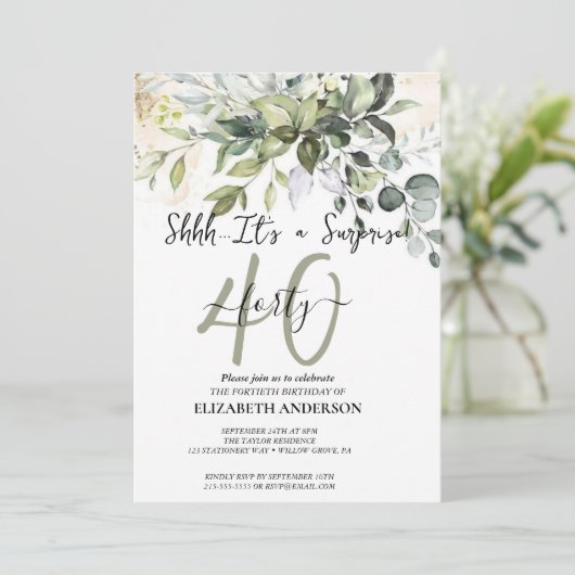 Elegantes Black Calligraphy Surprise Party Einladung (Stehend Vorderseite)