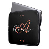 Elegantes Black Coral Hearts Script Name Monogram Laptopschutzhülle (Vorderseite Links)