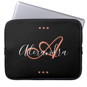 Elegantes Black Coral Hearts Script Name Monogram Laptopschutzhülle