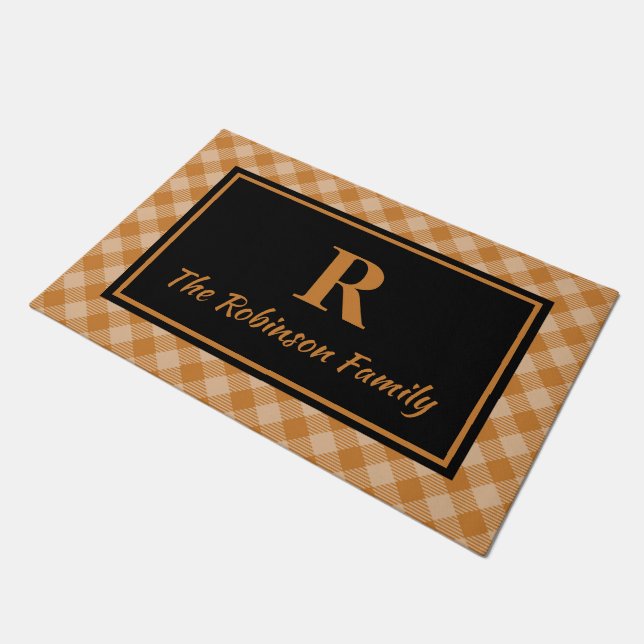 Elegantes Black Fall Buffalo Kariertes Monogramm Fußmatte (Schrägansicht)